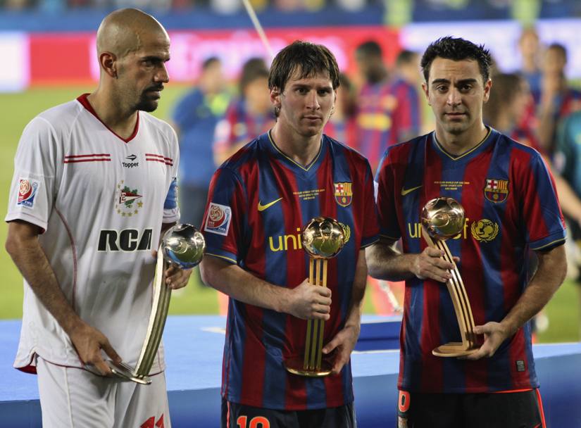 Con Juan Sebastin Veron e Lionel Messi nel 2009 ad Abu Dhabi per la finale del Mondiale per club contro l&#39;Estudiantes vinta per 2-1 (Ap)